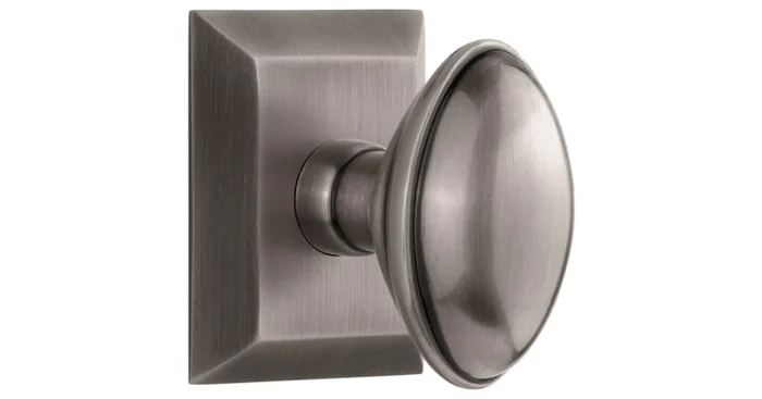 Grandeur Eden Prairie Solid Brass Passage Door Knob Set with Fifth Avenue Square Trim from the Concealed Screw Collection – 2-3/8″ Backset