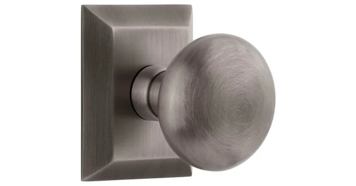 Grandeur Fifth Avenue Solid Brass Privacy Door Knob Set with Fifth Avenue Square Trim from the Concealed Screw Collection – 2-3/8″ Backset